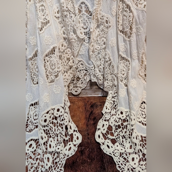 Ivory Lace Sharbite Hem Crochet Vest - Picture 4 of 13